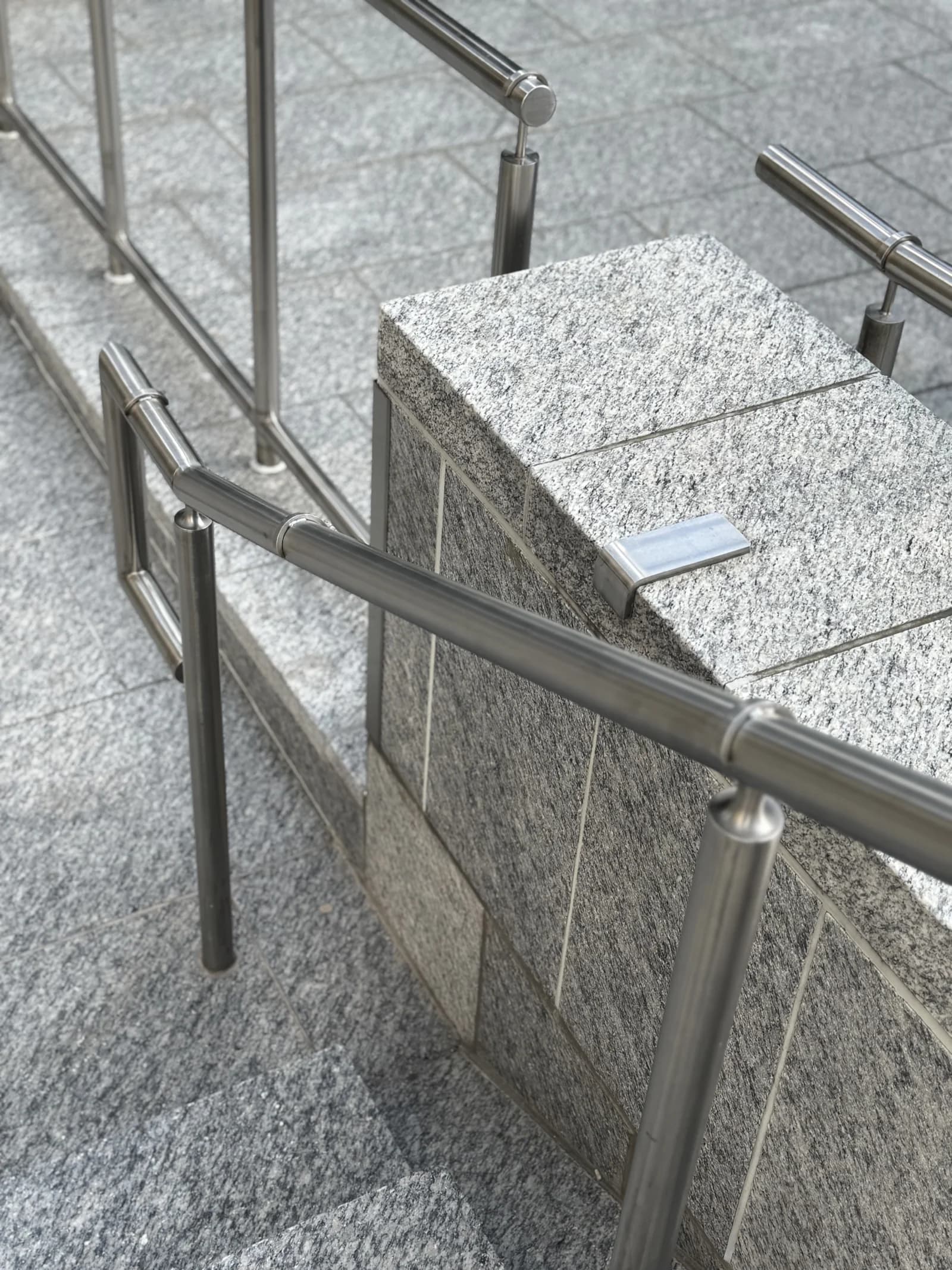 Dissuasifs skateboard pour mains courantes installé en contexte commercial canadien — dissuasif anti-planche à roulettes en inox