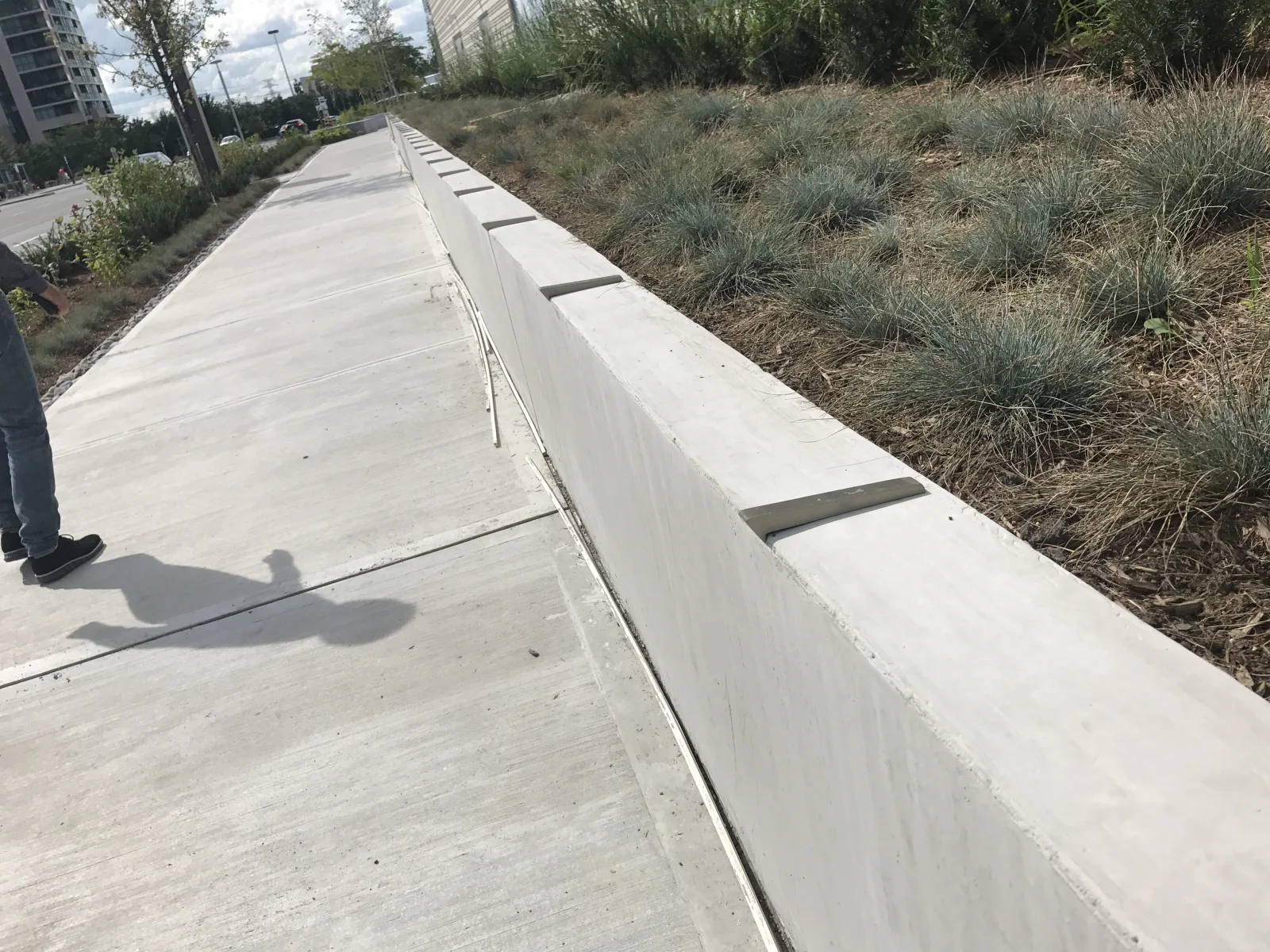 Dissuasifs skateboard installés le long d'une jonction de trottoir dans une rue commerciale canadienne